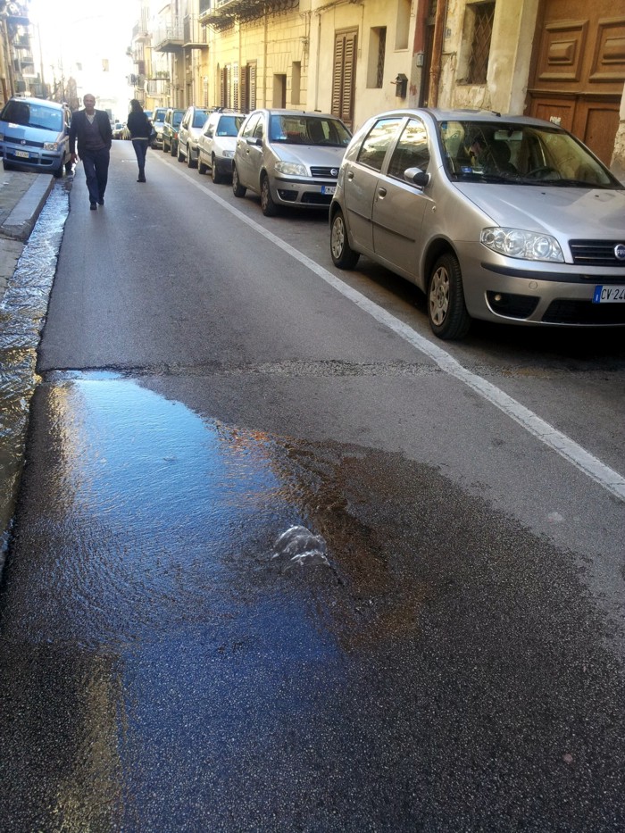 Perdita d'acqua in via San Lorenzo